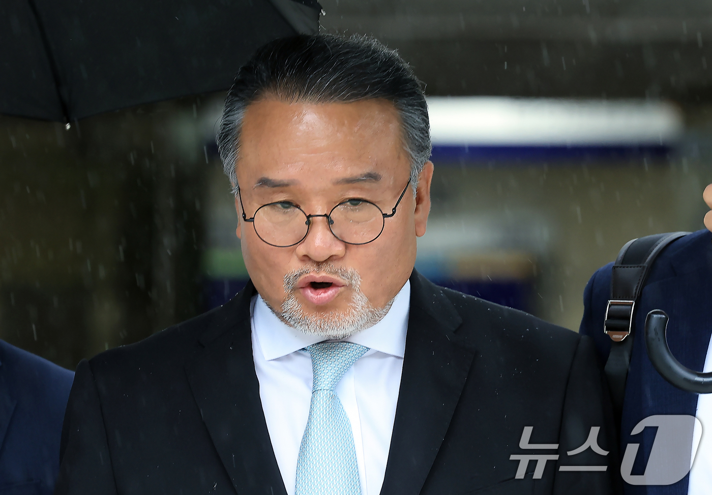 (서울=뉴스1) 박정호 기자 = 이일준 전 삼부토건 회장이 17일 오전 서울 서초동 서울중앙지방법원에서 열린 구속 전 피의자 심문(영장실질심사)을 받은 뒤 나와 차량으로 향하고 있 …