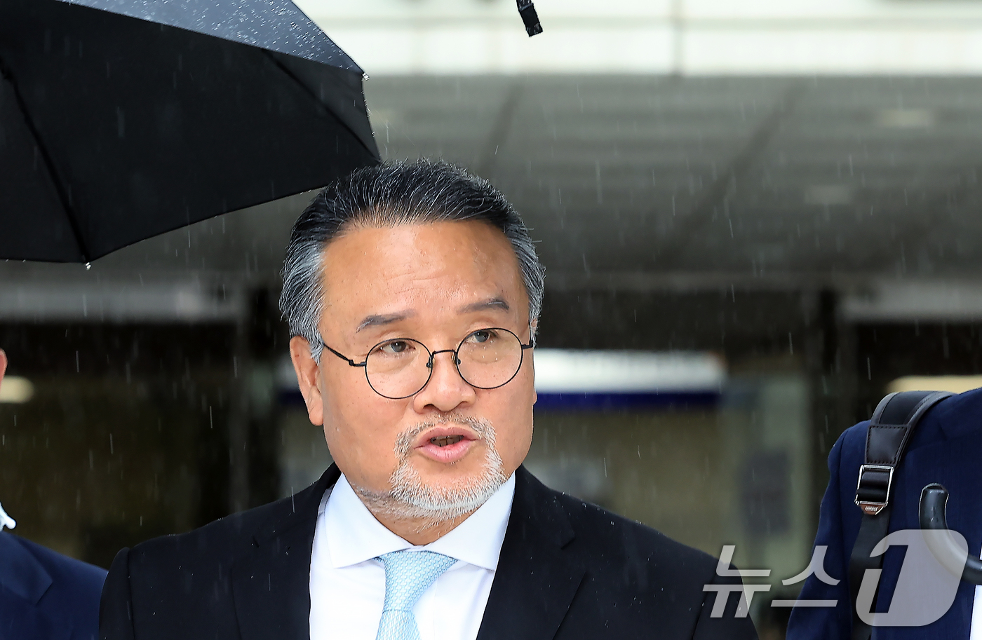 (서울=뉴스1) 박정호 기자 = 이일준 전 삼부토건 회장이 17일 오전 서울 서초동 서울중앙지방법원에서 열린 구속 전 피의자 심문(영장실질심사)을 받은 뒤 나와 차량으로 향하고 있 …