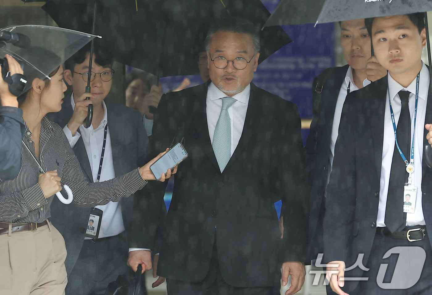 (서울=뉴스1) 박정호 기자 = 이일준 전 삼부토건 회장이 17일 오전 서울 서초동 서울중앙지방법원에서 열린 구속 전 피의자 심문(영장실질심사)을 받은 뒤 나와 차량으로 향하며 취 …