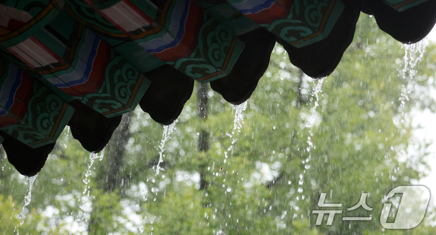 (전주=뉴스1) 유경석 기자 = 전북 전 지역에 호우특보 발효된 17일 전북 전주시 한옥마을 경기전 처마에서 물줄기가 떨어지고 있다. 2025.7.17/뉴스1