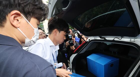 이상민 전 행정안전부 장관 자택 압수물 챙기는 내란특검팀