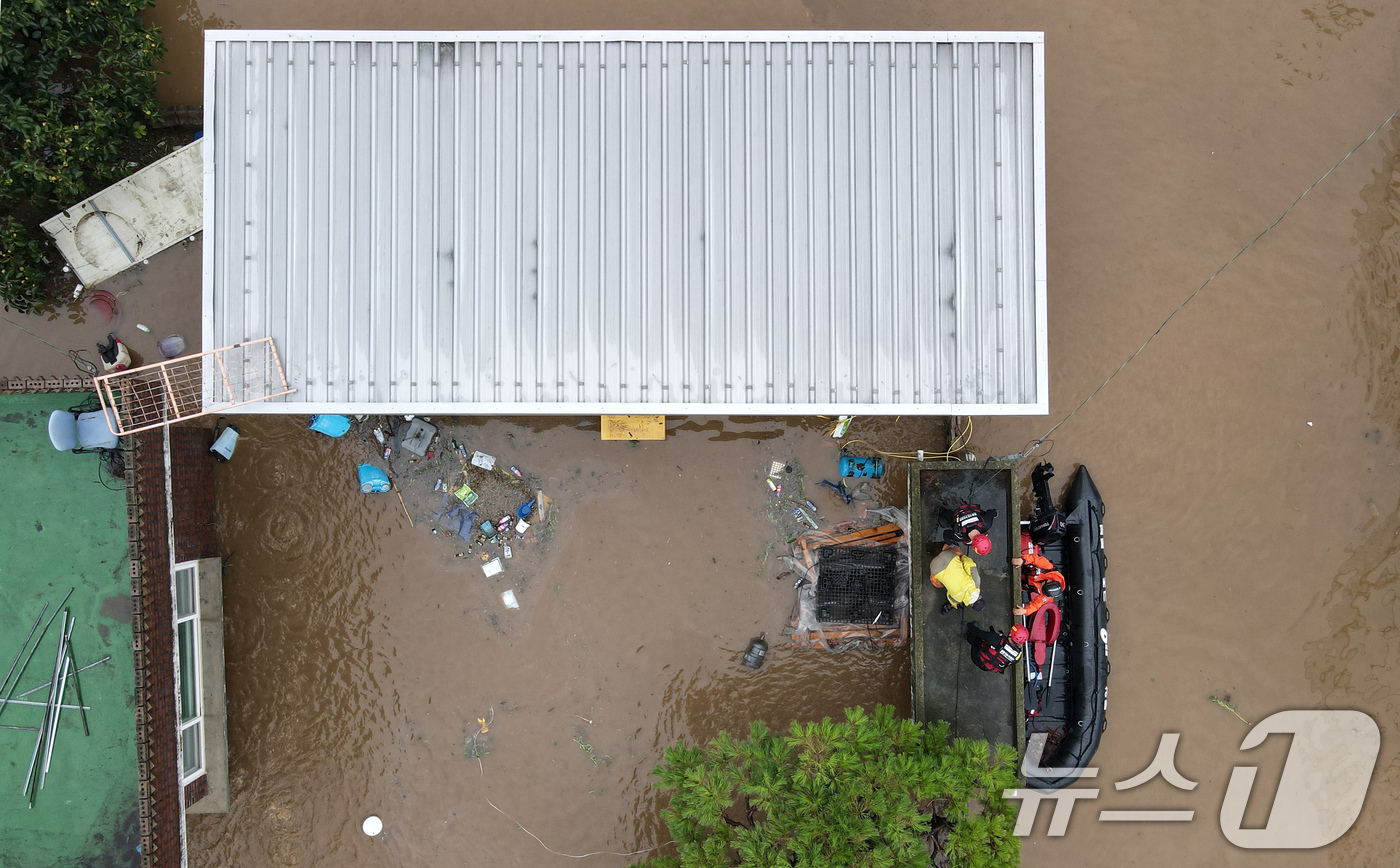 (예산=뉴스1) 김기태 기자 = 17일 오전 충남 예산군 고덕면에서 중앙119구조본부 충청강원 119특수구조대 대원들이 보트로 주민을 구조하고 있다.  2025.7.17/뉴스1