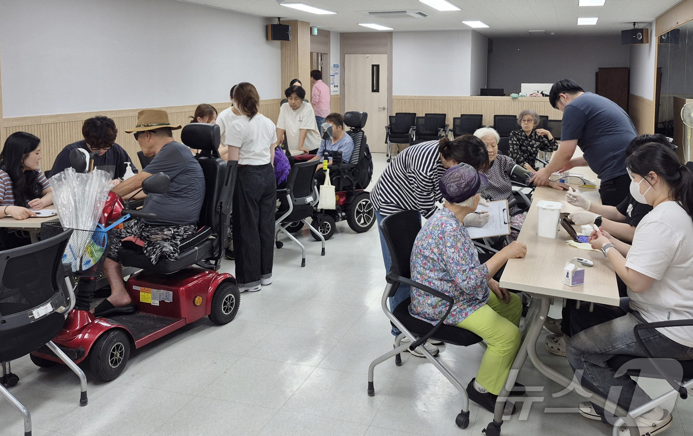 (대전=뉴스1) 이동원 기자 = 대전을지대학교병원(원장 김하용) 간호부가 17일 대전 서구에 위치한 월평종합사회복지관을 찾아 간호봉사를 실시했다.병원 간호사회 ‘테나(TENA)’ …