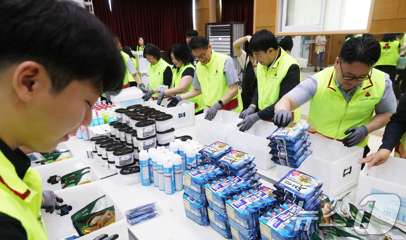 (용인=뉴스1) 김영운 기자 = 17일 오후 경기 용인시 기흥장애인복지관에서 열린 '2025년 경기 비발디 나눔사업 시원한 여름나기' 행사에서 참석자들이 여름나기 물품 키트 포장 …