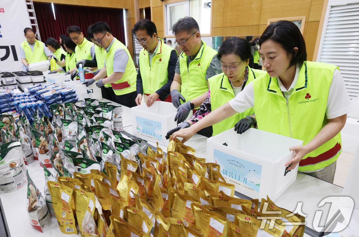 (용인=뉴스1) 김영운 기자 = 17일 오후 경기 용인시 기흥장애인복지관에서 열린 '2025년 경기 비발디 나눔사업 시원한 여름나기' 행사에서 참석자들이 여름나기 물품 키트 포장 …