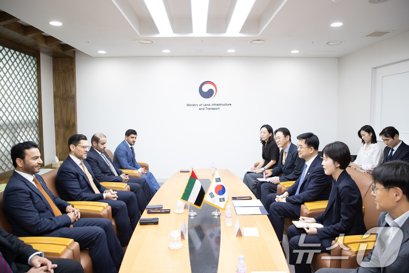 (서울=뉴스1) = 이상경 국토교통부 제1차관이 17일 서울 중구 정동 국토발전 전시관에서 모하메드 알리알 쇼라파 아부다비 자치행정교통부 의장과 한-UAE 간 도시 및 교통 분야 …