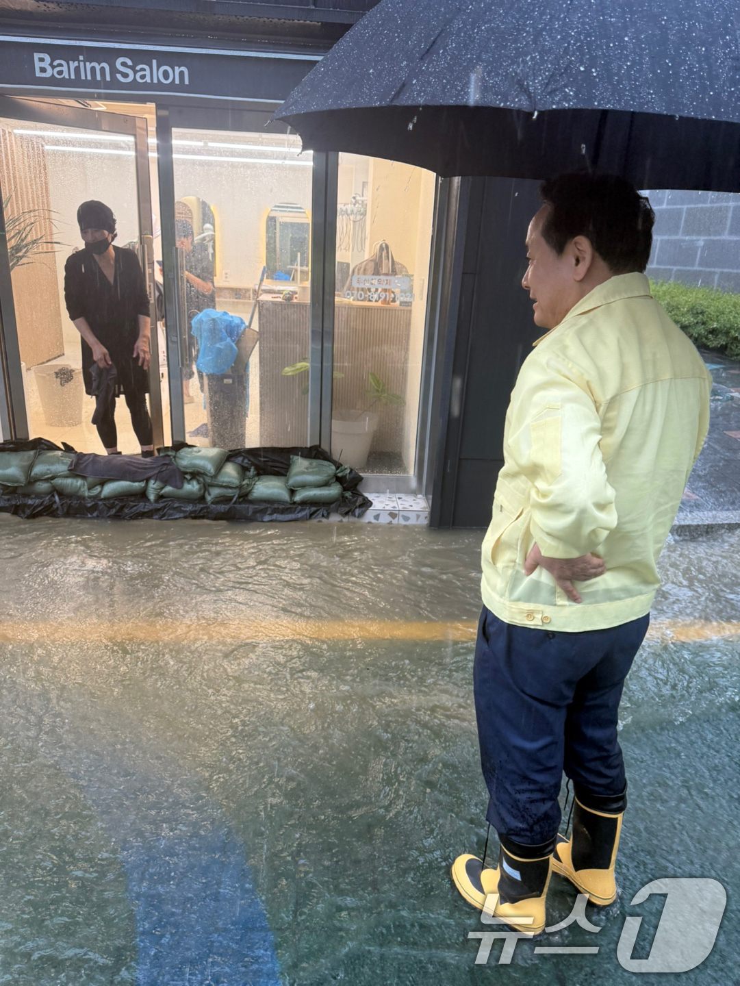 (광주=뉴스1) 이승현 기자 = 광주에 시간당 80㎜에 달하는 극한 호우가 쏟아진 17일 임택 광주 동구청장이 계림동 일대 상습 침수 지역을 살피고 있다. (동구 제공. 재판매 및 …