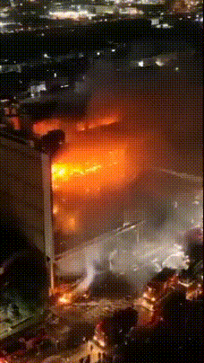 본문 이미지 - 이라크 동부 알-쿠트의 한 대형 마트에서 발생한 화재로 50명이 사망했다고 17일(현지시간) 로이터 통신이 국영 통신사를 인용해 보도했다. (소셜미디어 엑스 사용자 @MidEastOb 캡쳐)