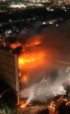 본문 이미지 - 이라크 동부 알-쿠트의 한 대형 마트에서 발생한 화재로 50명이 사망했다고 17일(현지시간) 로이터 통신이 국영 통신사를 인용해 보도했다. (소셜미디어 엑스 사용자 @MidEastOb 캡쳐)