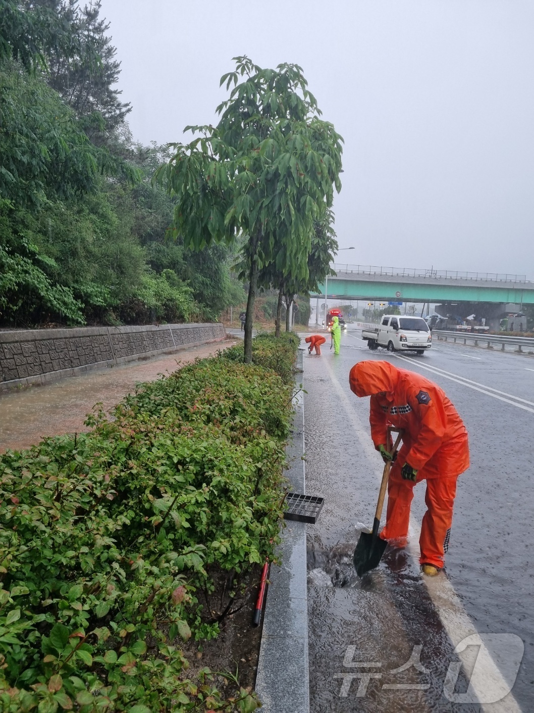 (남원=뉴스1) 장수인 기자 = 17일 오후 전북 남원시 광치동 주유소 앞 도로가 침수돼 소방대원이 배수관의 퇴적물을 제거하고 있다.(전북 소방 제공. 재판매 및 DB금지) 202 …