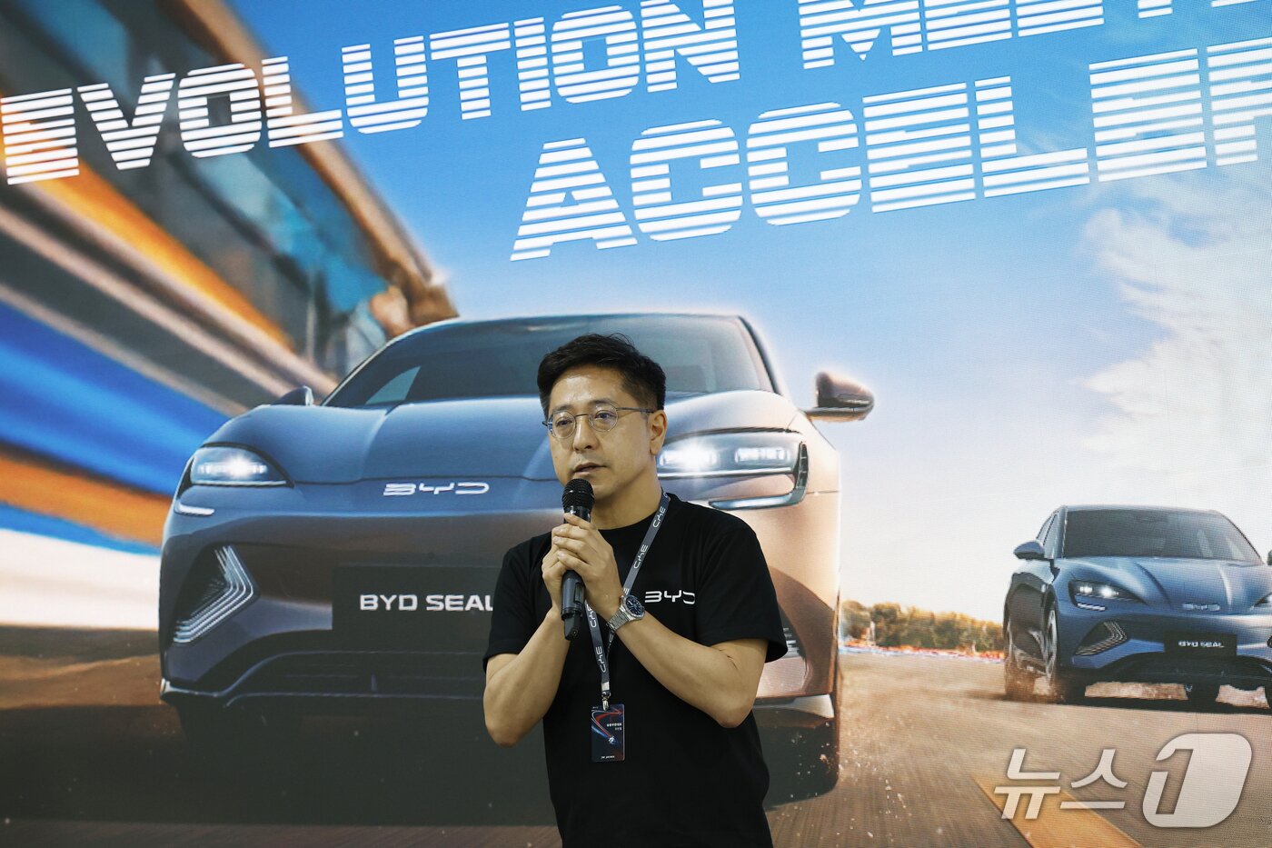 본문 이미지 - 조인철 BYD코리아 승용 부문 대표가 16일 경기 용인 스피드웨이에서 열린 BYD 씰 트랙데이에서 인사말을 하고 있다.&#40;BYD 제공&#41; 