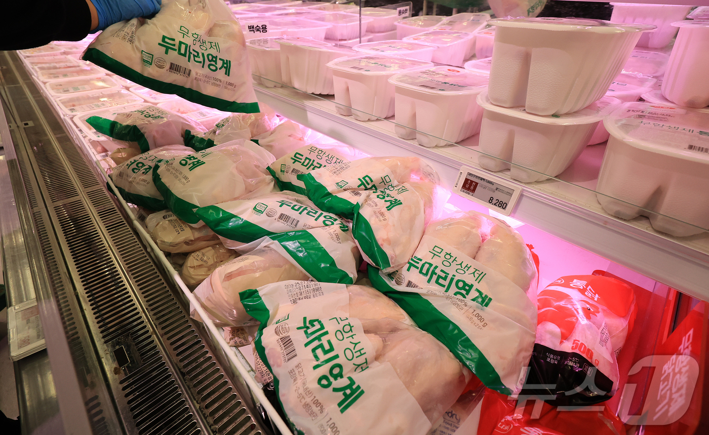 (서울=뉴스1) 김진환 기자 = 이마트가 무더위가 시작되는 초복을 맞아 오는 20일까지 ‘국내산 무항생제 두 마리 영계’를 행사카드 전액 결제 시 3580원에 선보인다. 한 마리당 …