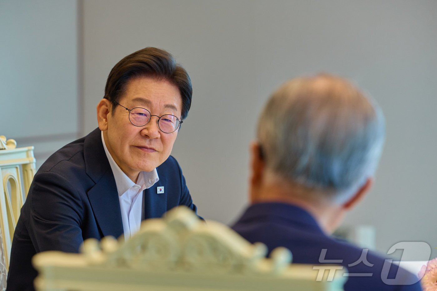 본문 이미지 - 이재명 대통령이 17일 서울 용산 대통령실 청사에서 김종인 전 국민의힘 비상대책위원장과 오찬을 갖고 있다. &#40;대통령실 제공. 재판매 및 DB금지&#41; 2025.7.17/뉴스1 ⓒ News1 이재명 기자