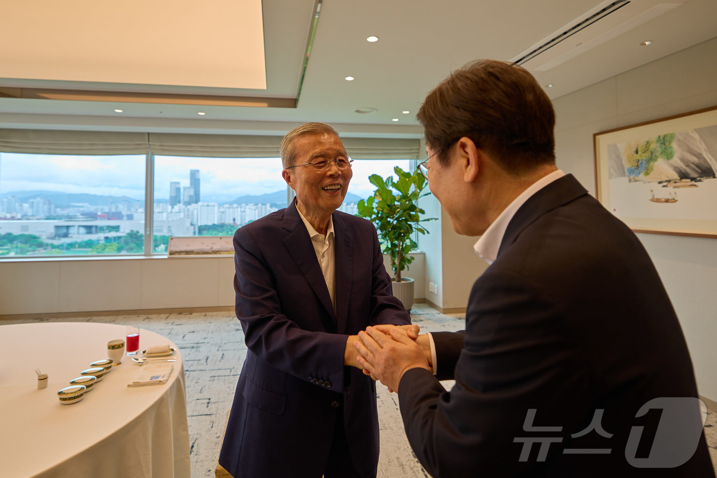 (서울=뉴스1) 이재명 기자 = 이재명 대통령이 17일 서울 용산 대통령실 청사에서 김종인 전 국민의힘 비상대책위원장과 오찬을 갖기 전 악수하고 있다. (대통령실 제공. 재판매 및 …