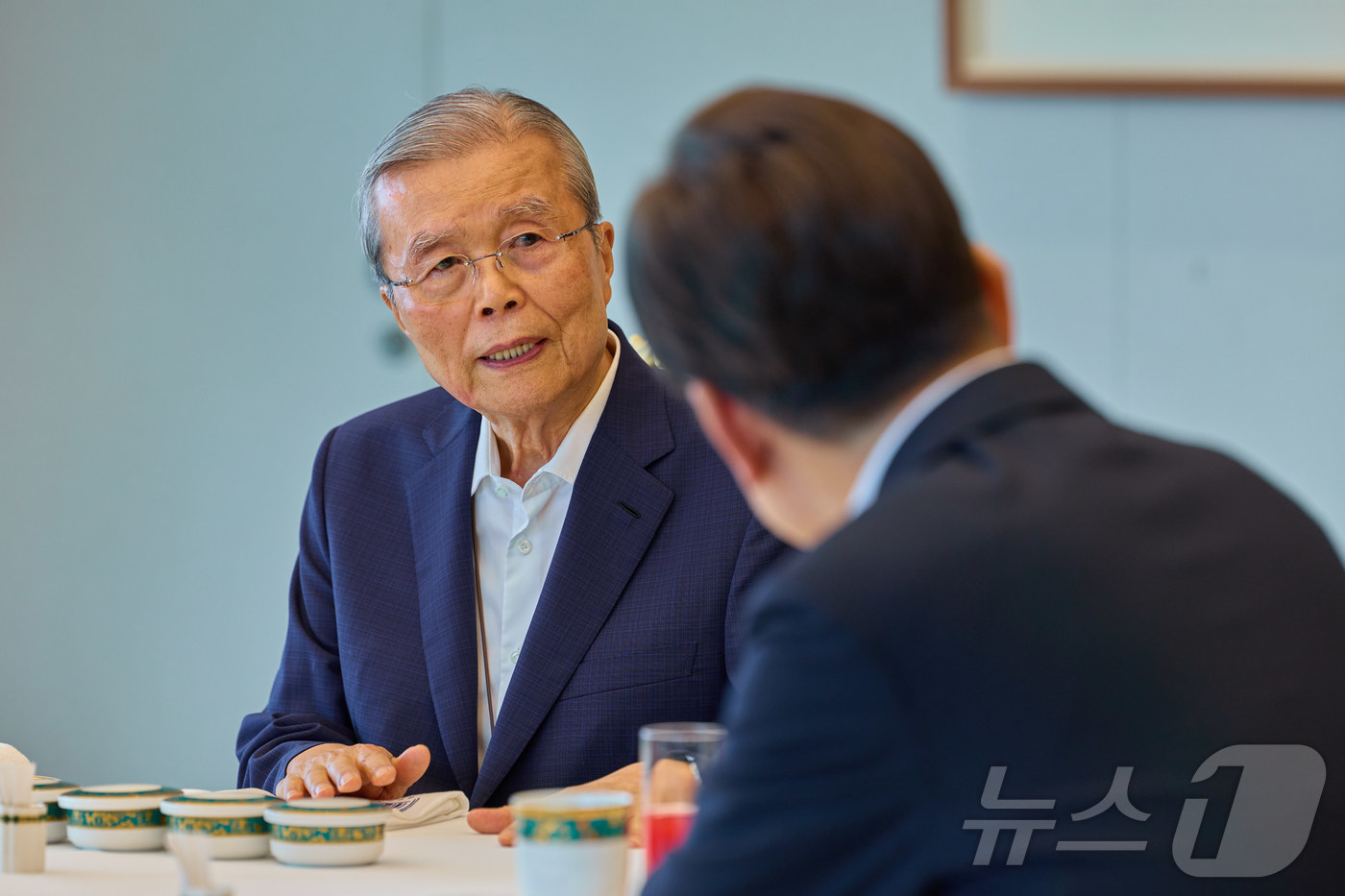 (서울=뉴스1) 이재명 기자 = 김종인 전 국민의힘 비상대책위원장이 17일 서울 용산 대통령실 청사에서 이재명 대통령과 오찬을 갖고 있다. (대통령실 제공. 재판매 및 DB금지) …