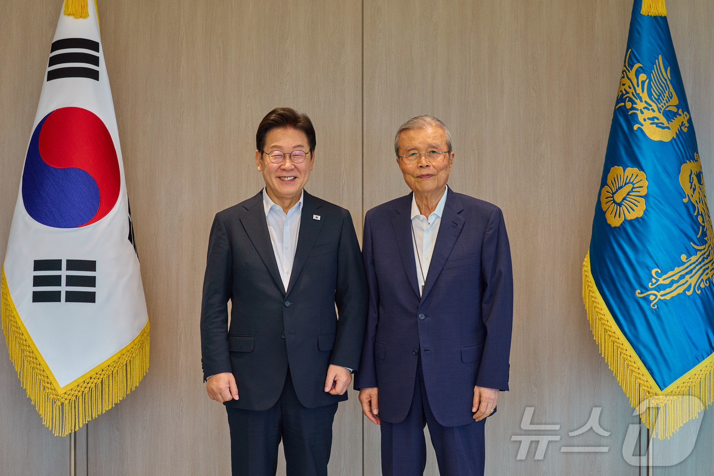 (서울=뉴스1) 이재명 기자 = 이재명 대통령이 17일 서울 용산 대통령실 청사에서 김종인 전 국민의힘 비상대책위원장과 기념촬영을 하고 있다. (대통령실 제공. 재판매 및 DB금지 …