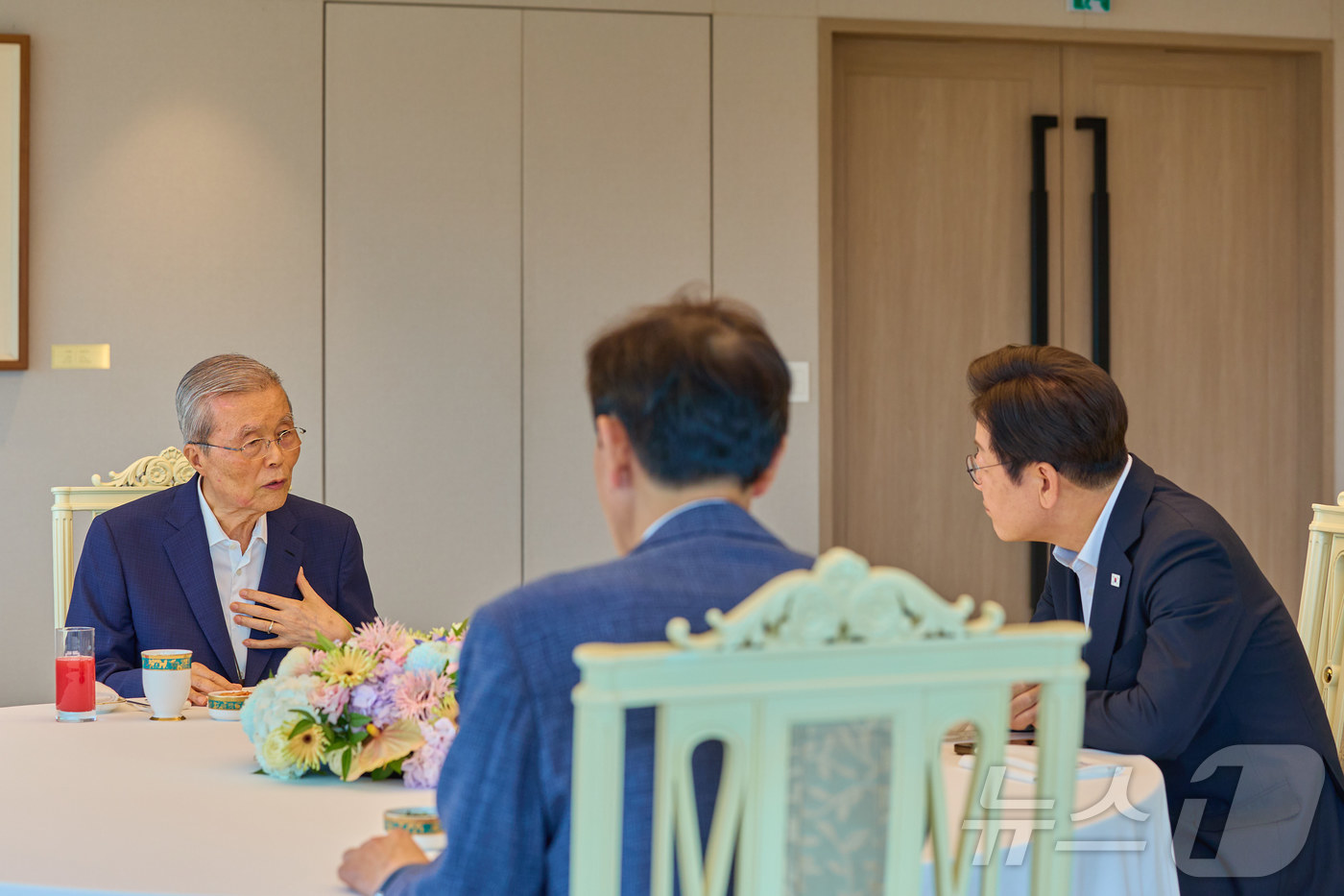 (서울=뉴스1) 이재명 기자 = 이재명 대통령이 17일 서울 용산 대통령실 청사에서 김종인 전 국민의힘 비상대책위원장과 오찬을 갖고 있다. (대통령실 제공. 재판매 및 DB금지) …