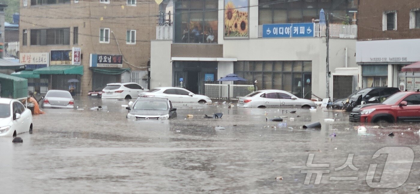 본문 이미지 - 17일 대구 북구 노곡동 노곡분소 일대에 침수가 발생한 모습. &#40;대구 북구 제공.재판매 및 DB금지&#41; 2025.7.17/뉴스1 ⓒ News1 이성덕 기자