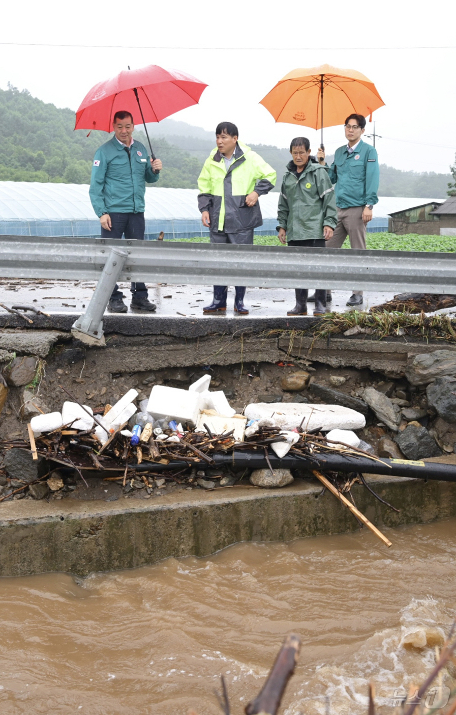 (공주=뉴스1) 이동원 기자 = 최원철 공주시장이 17일 호우 피해현장을 방문해 추가 피해 예방 및 신속한 조치를 지시하고 있다. (공주시 제공. 재판매 및 DB금지)2025.7. …