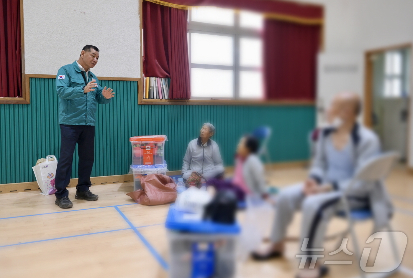 (공주=뉴스1) 이동원 기자 = 최원철 공주시장이 17일 호우 피해현장을 방문해 주민들과 대화를 나누고 있다. (공주시 제공. 재판매 및 DB금지)2025.7.17/뉴스1