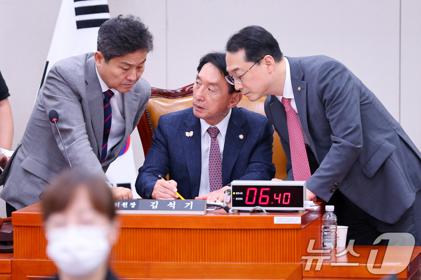 (서울=뉴스1) 안은나 기자 = 김석기 국회 외교통일위원장이 17일 서울 여의도 국회에서 열린 조현 외교부 장관 후보자 인사청문회에서 김영배 더불어민주당, 김건 국민의힘 간사와 대 …