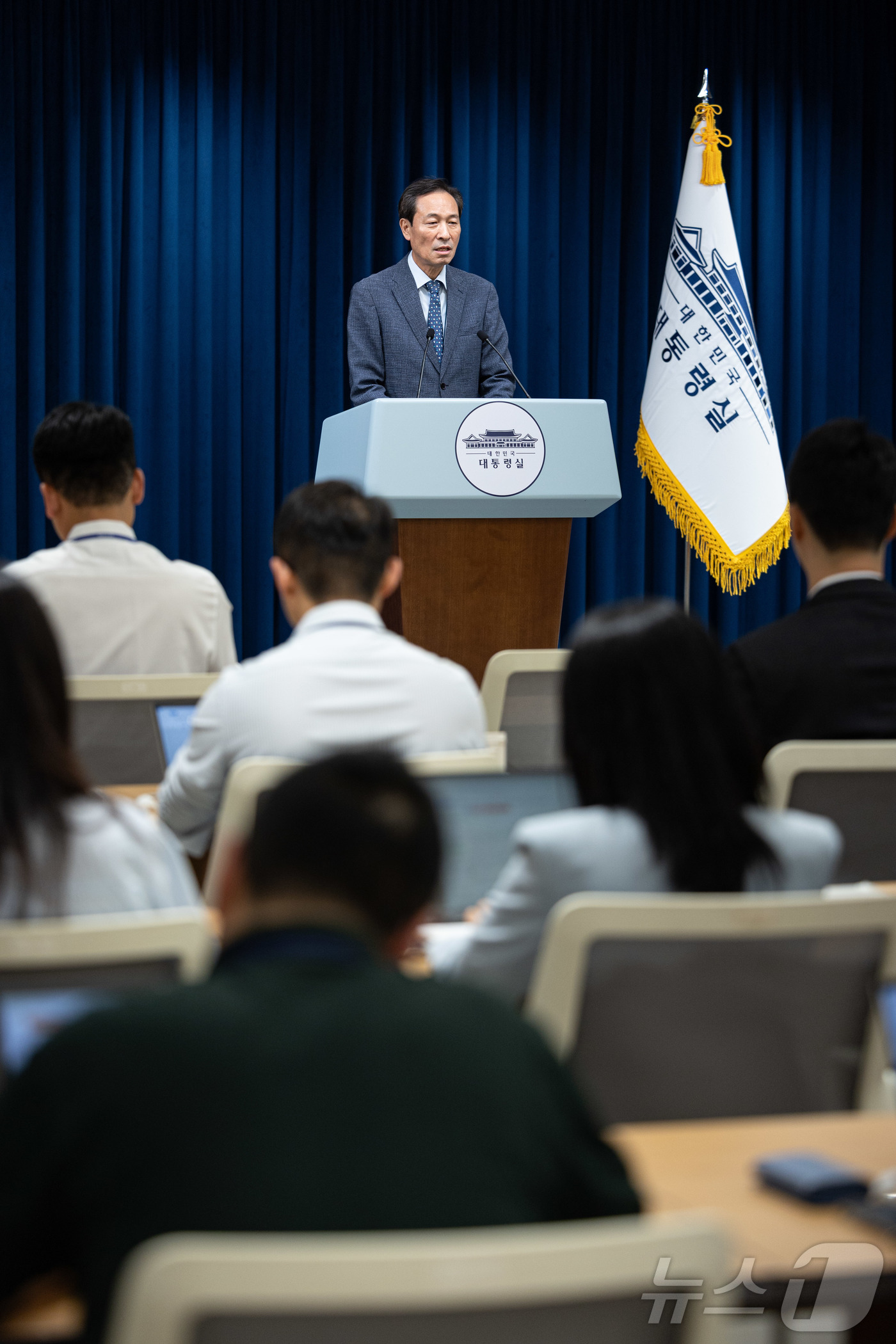 (서울=뉴스1) 이재명 기자 = 우상호 정무수석이 17일 서울 용산구 대통령실 청사에서 이재명 대통령과 김종인 전 국민의힘 비상대책위원장 오찬 회동과 미국 특사단 브리핑을 하고 있 …