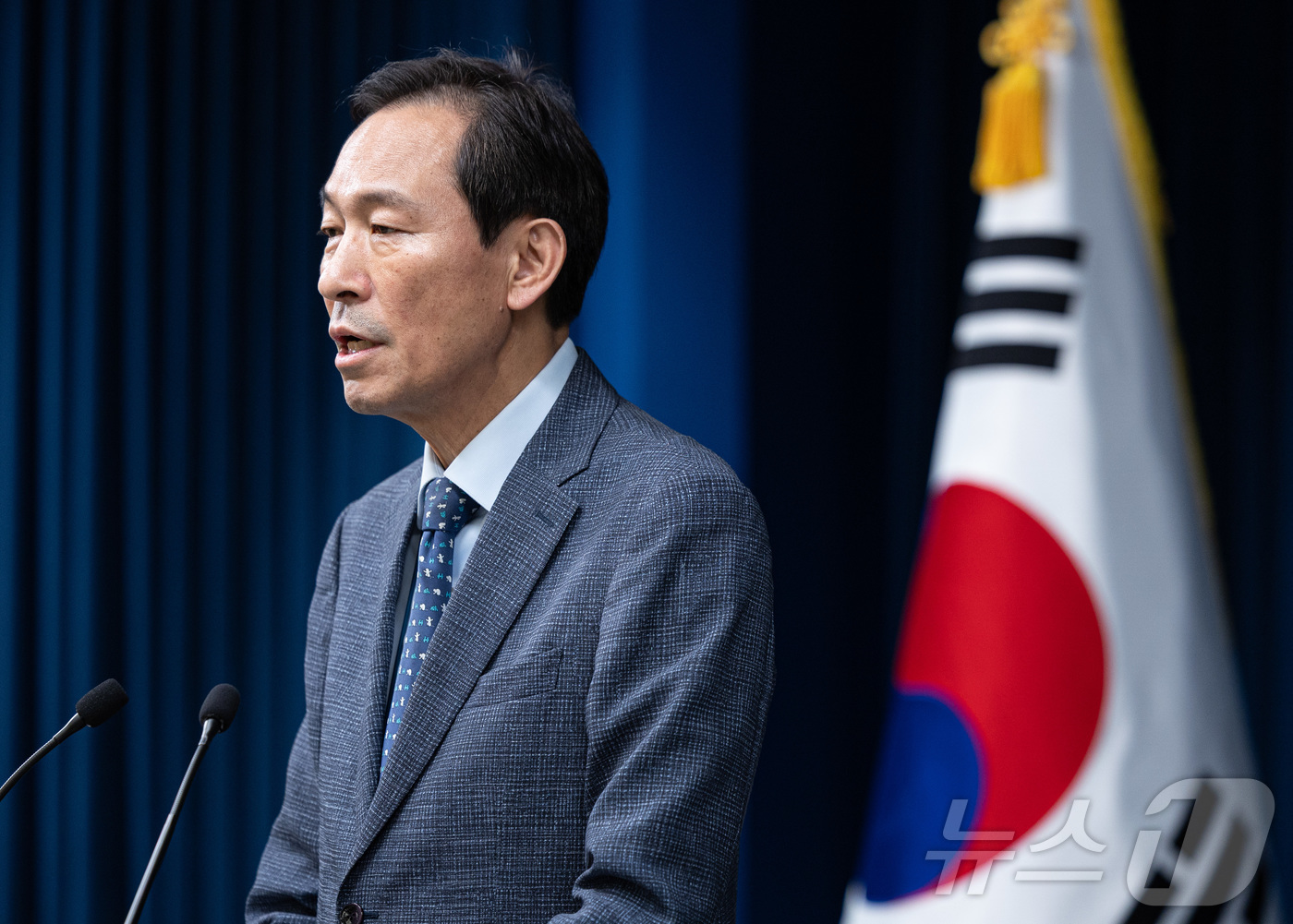 (서울=뉴스1) 이재명 기자 = 우상호 정무수석이 17일 서울 용산구 대통령실 청사에서 이재명 대통령과 김종인 전 국민의힘 비상대책위원장 오찬 회동과 미국 특사단 브리핑을 하고 있 …