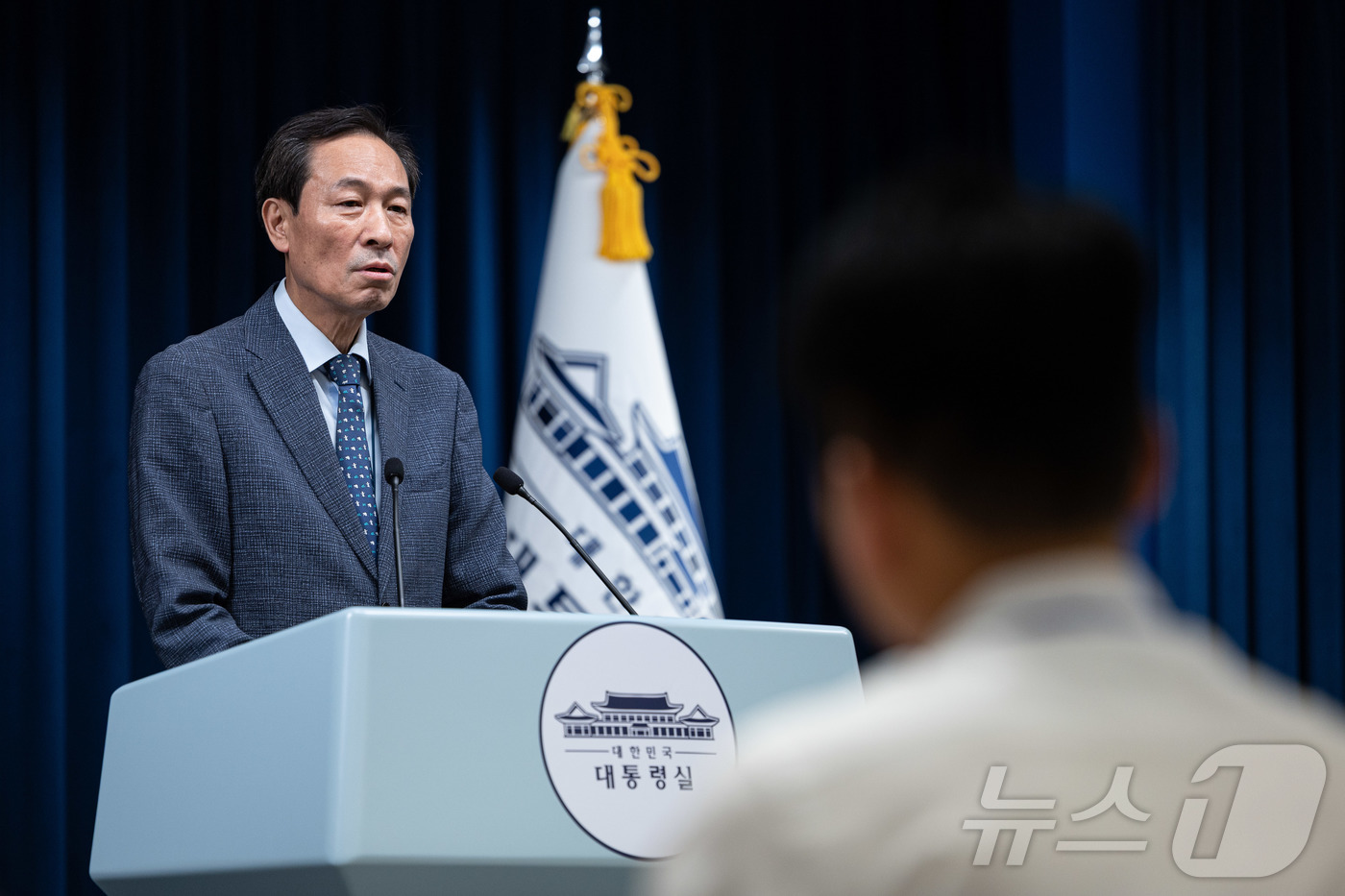 (서울=뉴스1) 이재명 기자 = 우상호 정무수석이 17일 서울 용산구 대통령실 청사에서 이재명 대통령과 김종인 전 국민의힘 비상대책위원장 오찬 회동과 미국 특사단 브리핑을 하고 있 …