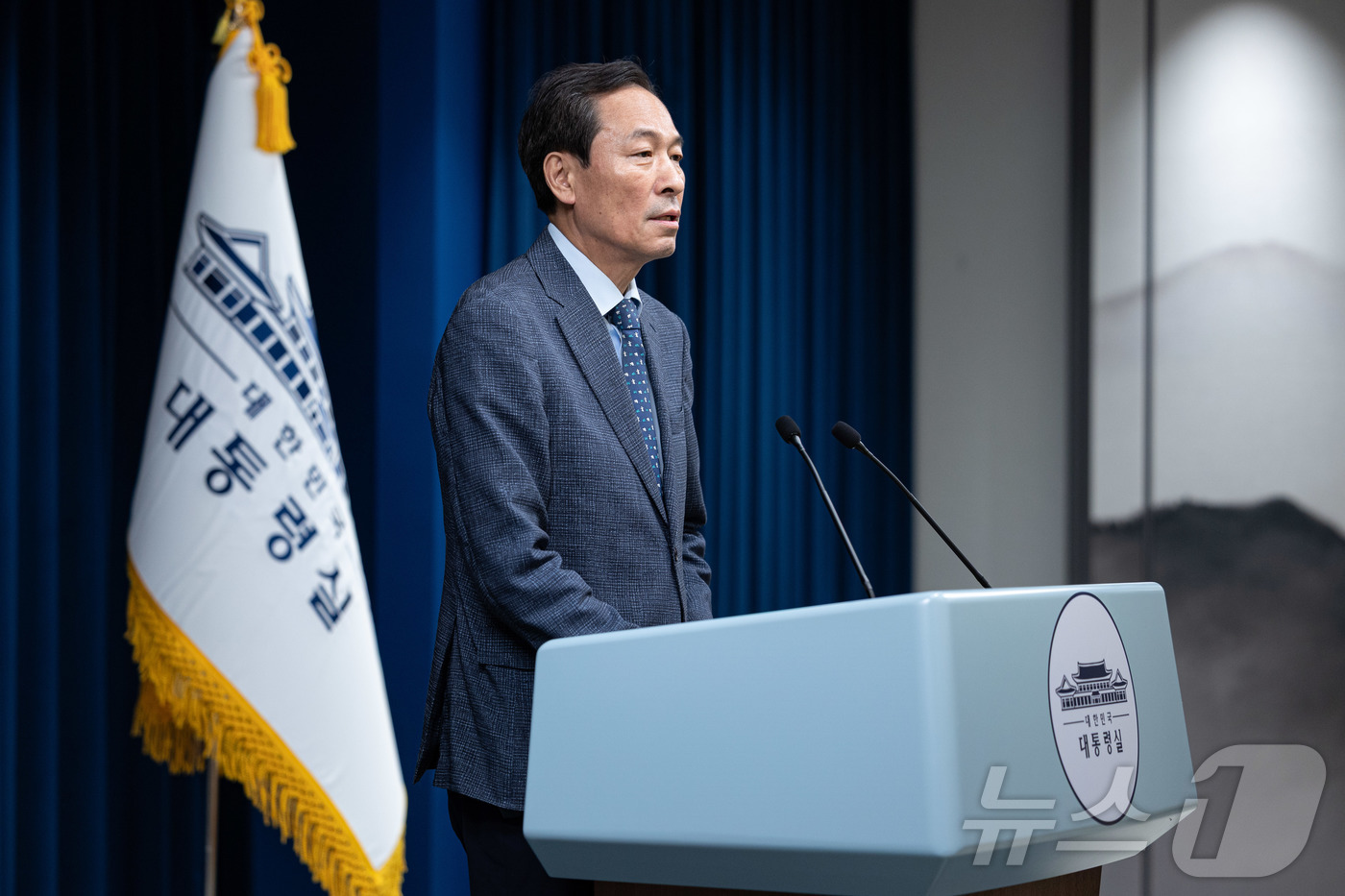 (서울=뉴스1) 이재명 기자 = 우상호 정무수석이 17일 서울 용산구 대통령실 청사에서 이재명 대통령과 김종인 전 국민의힘 비상대책위원장 오찬 회동과 미국 특사단 브리핑을 하고 있 …