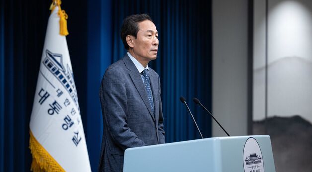 오찬 회동 브리핑 갖는 우상호 정무수석