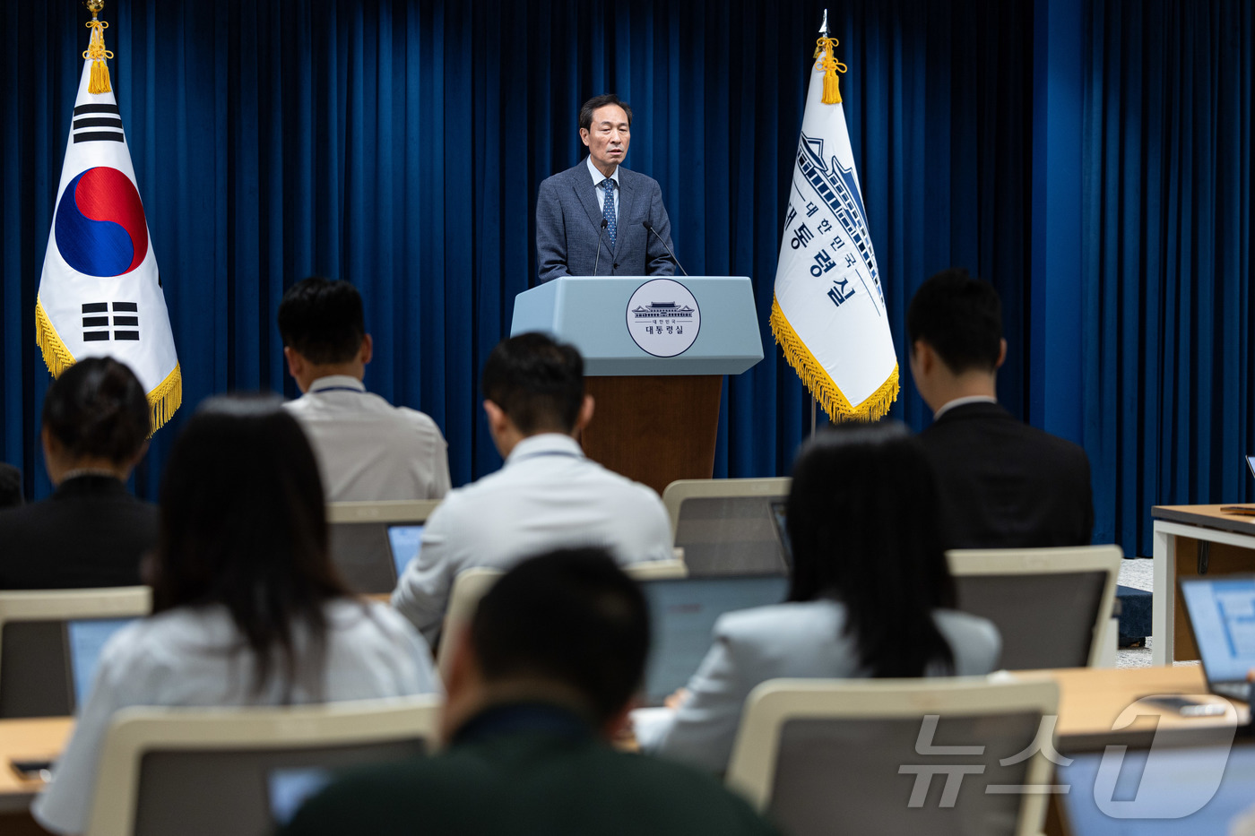 (서울=뉴스1) 이재명 기자 = 우상호 정무수석이 17일 서울 용산구 대통령실 청사에서 이재명 대통령과 김종인 전 국민의힘 비상대책위원장 오찬 회동과 미국 특사단 브리핑을 하고 있 …