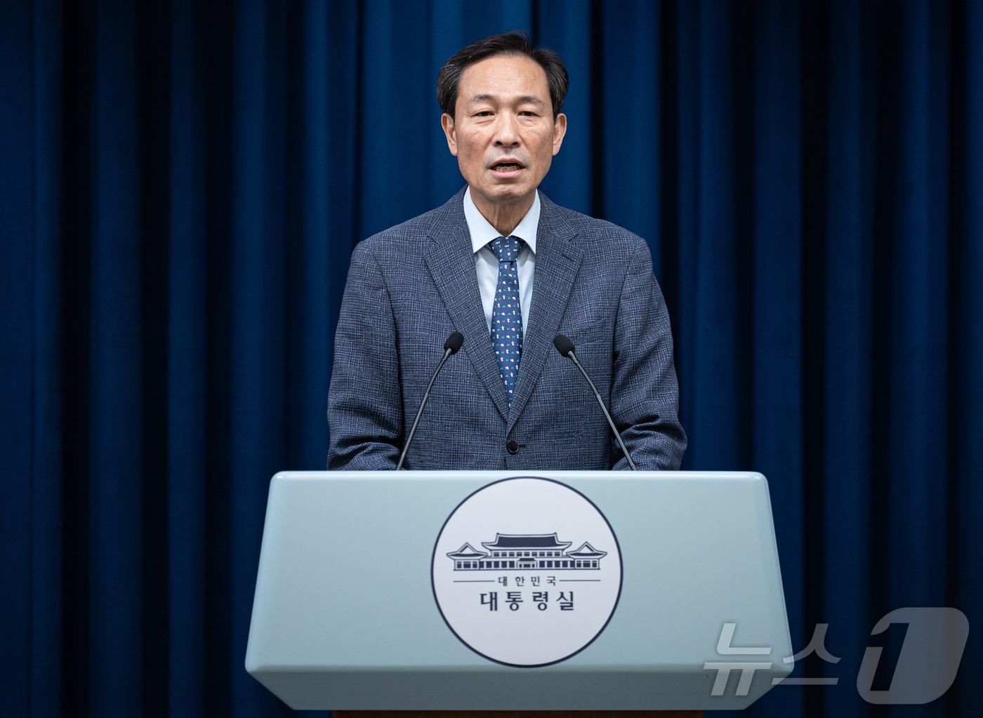 (서울=뉴스1) 이재명 기자 = 우상호 정무수석이 17일 서울 용산구 대통령실 청사에서 이재명 대통령과 김종인 전 국민의힘 비상대책위원장 오찬 회동과 미국 특사단 브리핑을 하고 있 …