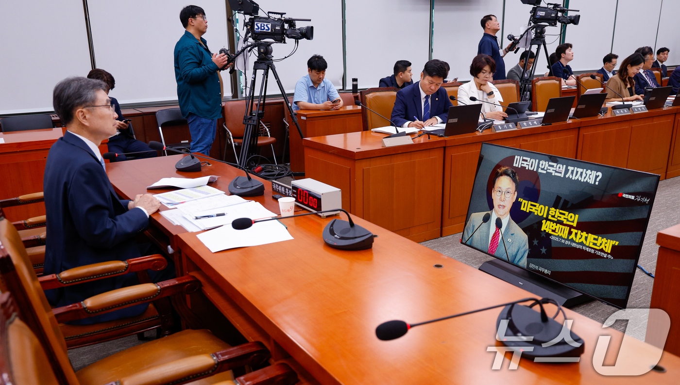 (서울=뉴스1) 안은나 기자 = 조현 외교부 장관 후보자가 17일 서울 여의도 국회 외교통일위원회에서 열린 인사청문회에서 김기현 국민의힘 의원 질의를 듣고 있다. 2025.7.17 …