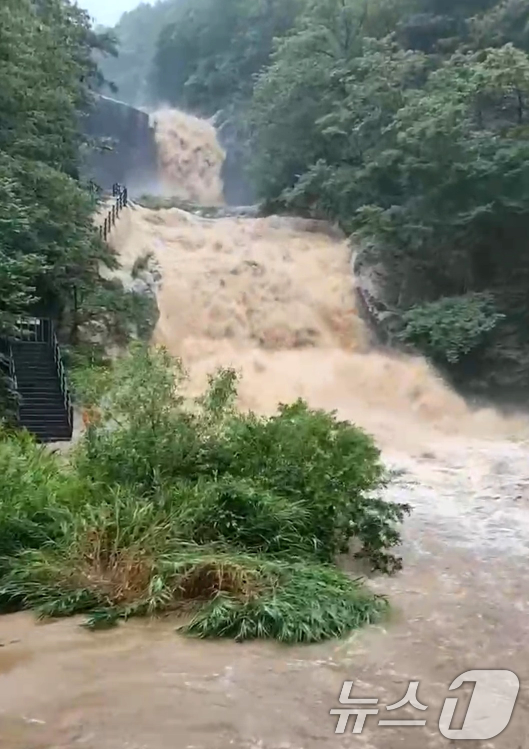 (합천=뉴스1) 윤일지 기자 = 17일 호우경보가 내려진 경남 합천군 용주면 황계폭포 인근에 흙탕물이 넘쳐 흐르고 있다. (독자 제공. 재판매 및 DB 금지) 2025.7.17/뉴 …
