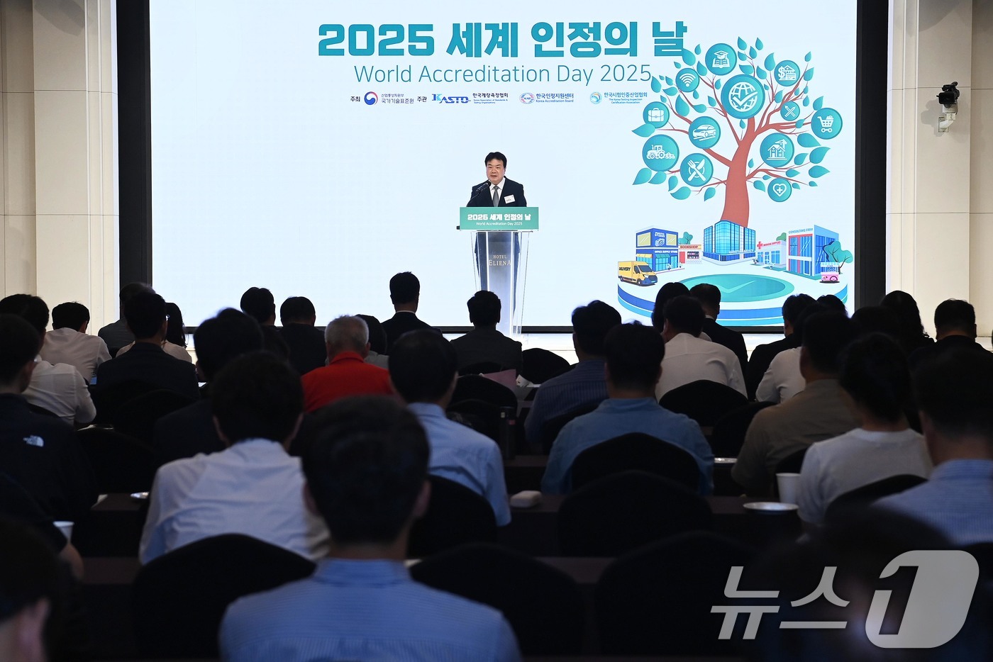 (서울=뉴스1) = 김대자 산업통상자원부 국가기술표준원 원장이 17일 서울 강남구 엘리에나호텔에서 열린 '2025년 세계 인정의 날 기념식'에 참석해 인사말을 하고 있다. (산업통 …