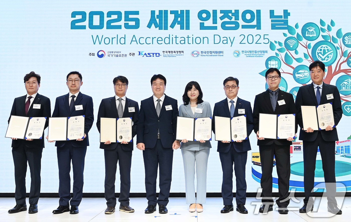 (서울=뉴스1) = 김대자 산업통상자원부 국가기술표준원 원장이 17일 서울 강남구 엘리에나호텔에서 열린 '2025년 세계 인정의 날 기념식'에서 적합성평가 활동으로 수출산업 경쟁력 …