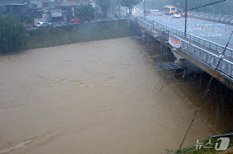 (광주=뉴스1) 이승현 기자 = 시간당 80㎜의 극한 호우가 쏟아진 17일 홍수주의보가 발효된 광주 풍영정천2교의 모습. (영산강홍수통제소 갈무리. 재판매 및 DB 금지) 2025 …