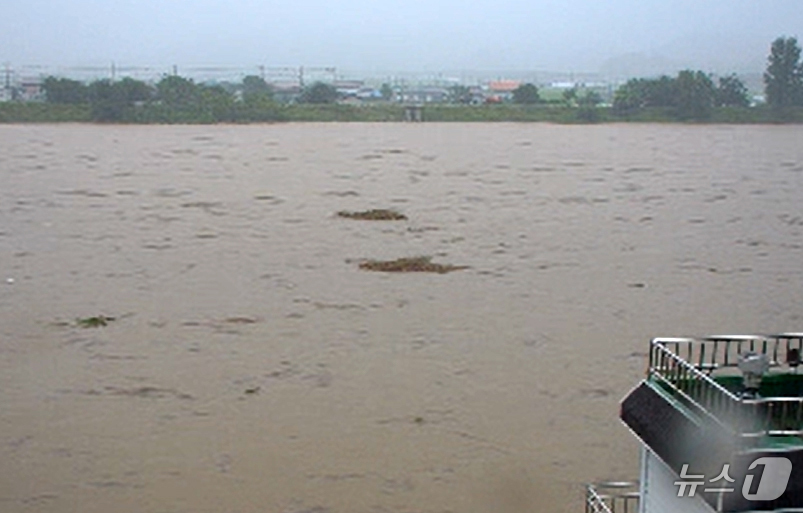 (광주=뉴스1) 이승현 기자 = 시간당 80㎜의 극한 호우가 쏟아진 17일 홍수경보가 발효된 담양 삼지교의 모습. (영산강홍수통제소 갈무리. 재판매 및 DB 금지) 2025.7.1 …