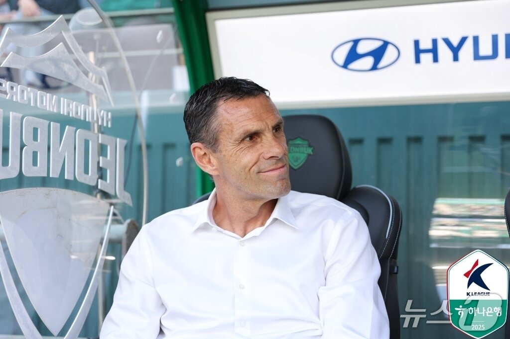 본문 이미지 - 선덜랜드에서 호흡을 맞춘 포옛 감독과 기성용이 처음으로 K리그 경기장에서 만난다. &#40;한국프로축구연맹 제공&#41;