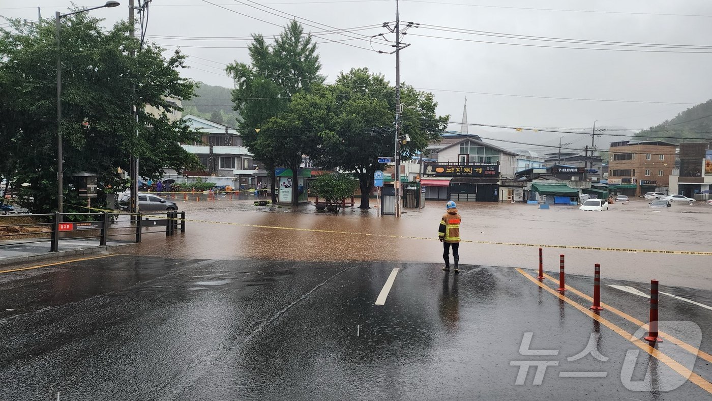 (대구=뉴스1) 이성덕 기자 = 17일 오후 대구 북구 노곡동이 침수돼 관계 당국이 출입을 통제하고 안전 조치를 취하고 있다.(독자 제공.재판매 및 DB금지) 2025.7.17/뉴 …