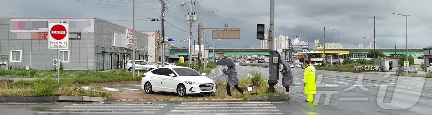 (전주=뉴스1) 장수인 기자 = 17일 전북 전주시 반월동 한 횡단보도에 설치된 신호기가 고장나 한 경찰관이 교통 정리에 나서고 있다.(전북경찰청 제공. 재판매 및 DB금지) 20 …
