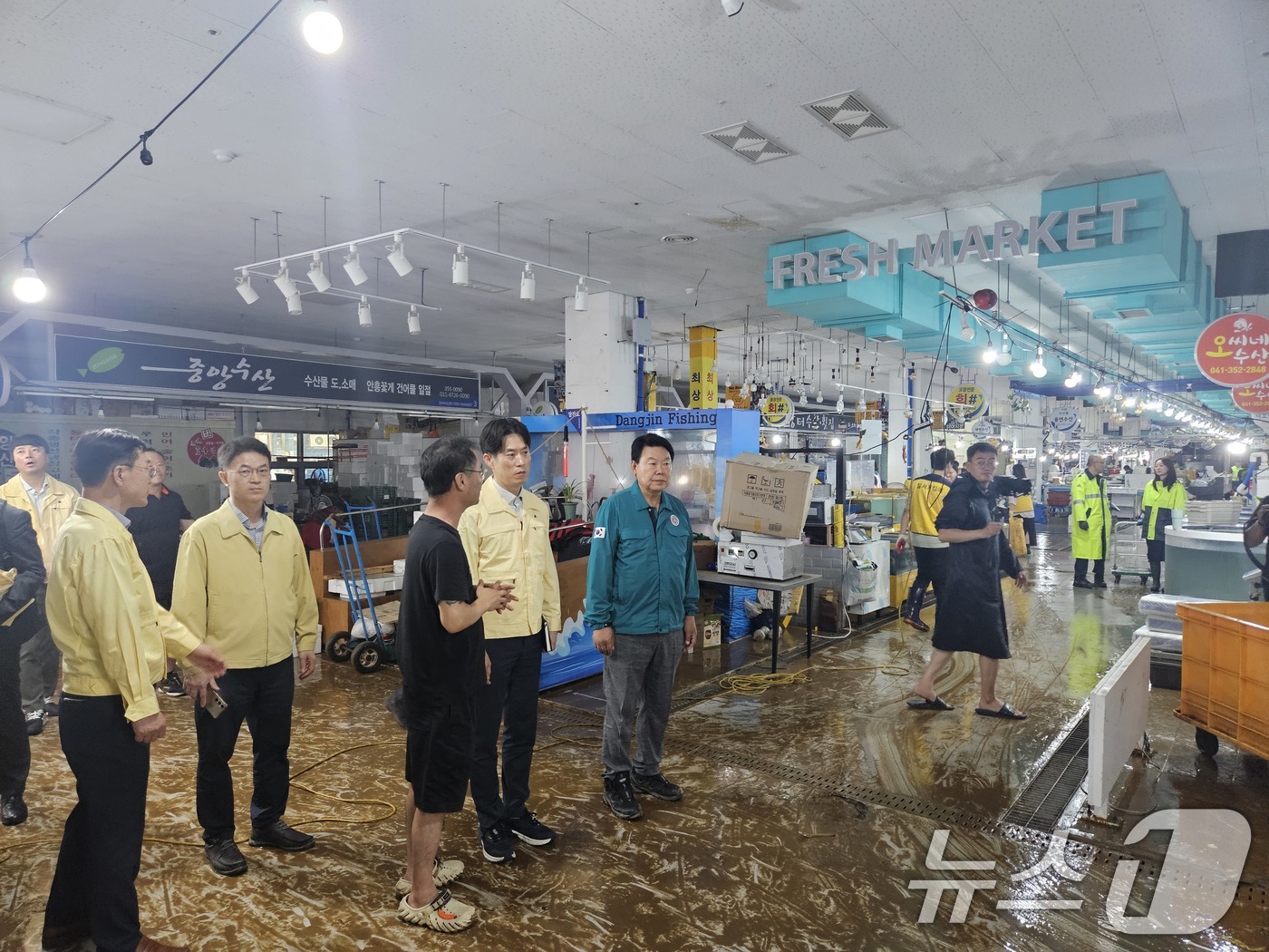 (서울=뉴스1) = 노용석 중소벤처기업부 차관이 17일 집중호우로 피해를 입은 충남 당진 전통시장을 방문해 수해 피해 및 복구 상황을 점검하고 있다. (중소벤처기업부 제공. 재판매 …