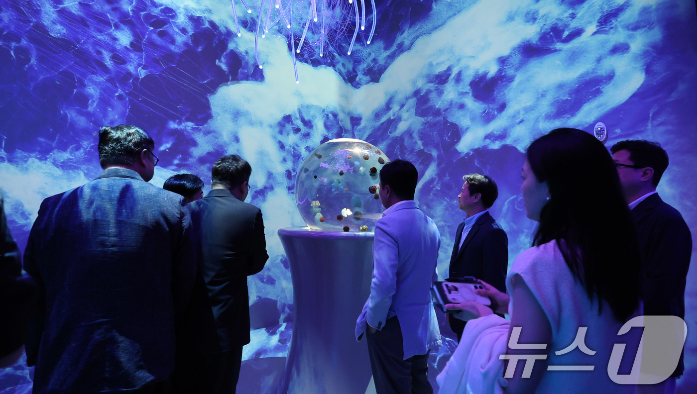 (서울=뉴스1) 박지혜 기자 = 17일 서울 강남구 코엑스 아쿠아리움에서 열린 씨 앳 나이트(Sea at Night) 프리뷰 행사에서 참석자들이 신규 테마존을 둘러보고 있다. 20 …