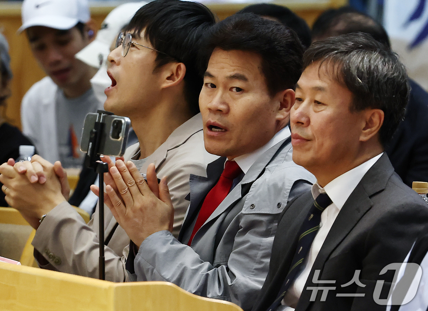 (서울=뉴스1) 김민지 기자 = 한국사 강사 전한길 씨가 17일 오후 서울 은평구 은평제일교회에서 열린 모스탄 전 대사 초청 간증 집회에 참석해 자리하고 있다. 2025.7.17/ …