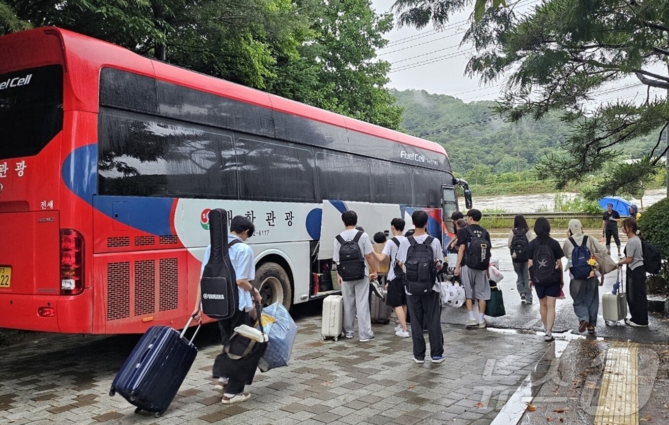 본문 이미지 - 17일 학교 주변 하천에 홍수경보가 내려지면서 고립됐던 충북 청주 양업고등학교 학생들이 도로 동행이 가능해지면서 버스를 이용해 귀가하고 있다.&#40;충북교육청 제공. 재판매 및 DB금지&#41;/뉴스1 ⓒ News1 엄기찬 기자
