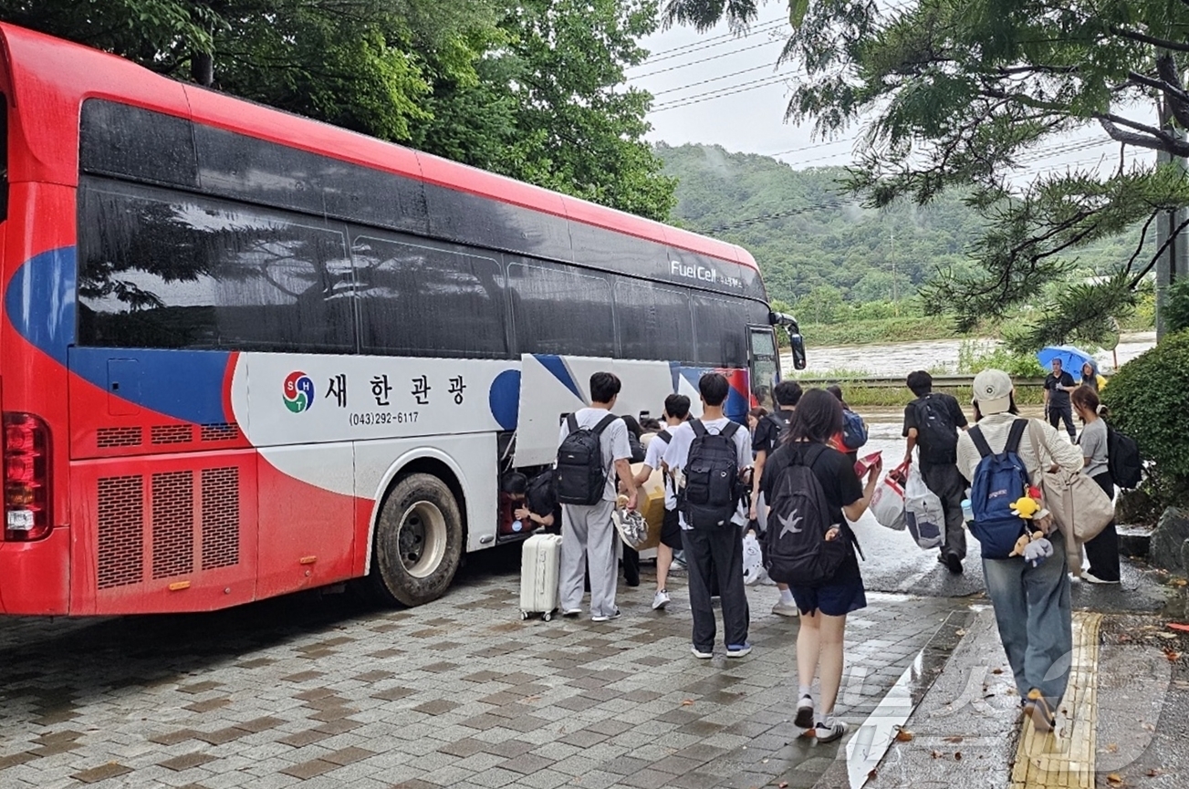 (청주=뉴스1) 엄기찬 기자 = 17일 학교 주변 하천에 홍수경보가 내려지면서 고립됐던 충북 청주 양업고등학교 학생들이 도로 동행이 가능해지면서 버스를 이용해 귀가하고 있다.(충북 …