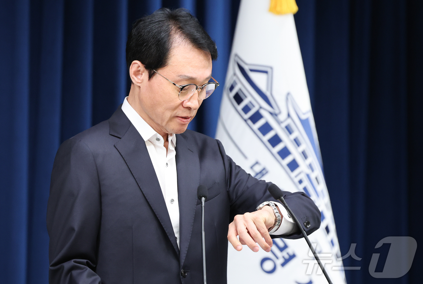 (서울=뉴스1) 허경 기자 = 이규연 대통령실 홍보소통수석이 17일 서울 용산 대통령실 청사에서 대통령 주재 수석보좌관 회의 관련 브리핑을 하기 앞서 시계를 보고 있다. 2025. …