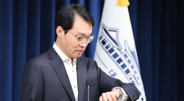 시계 보는 이규연 홍보수석