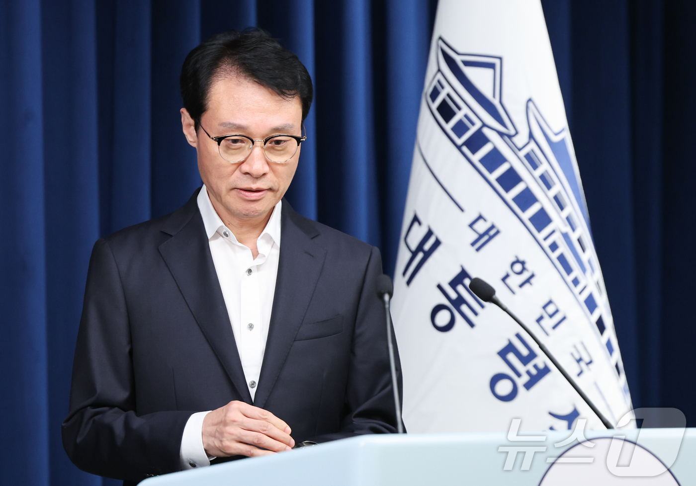 (서울=뉴스1) 허경 기자 = 이규연 대통령실 홍보소통수석이 17일 서울 용산 대통령실 청사에서 대통령 주재 수석보좌관 회의 관련 브리핑을 하기 위헤 입장하고 있다. 2025.7. …