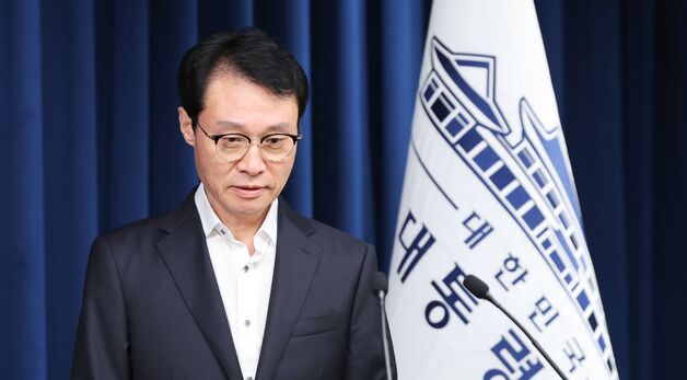 브리핑룸 입장하는 이규연 홍보수석